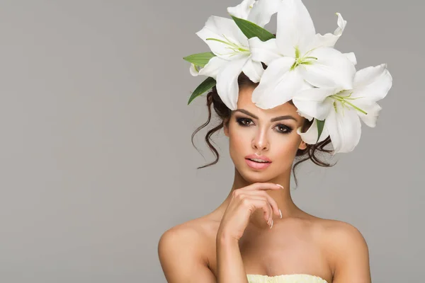 Mode Schönheit Modell Mädchen mit Blumen. — Stockfoto