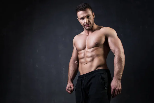 Όμορφος μυϊκή bodybuilder που δείχνει τους μυς του. — Φωτογραφία Αρχείου
