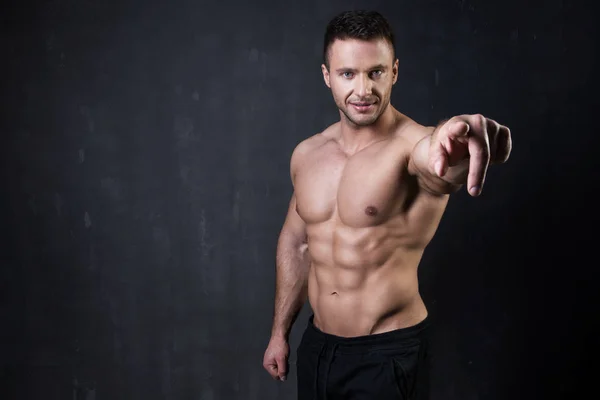 Handsome muscular bodybuilder showing his muscles. — Stock Photo, Image