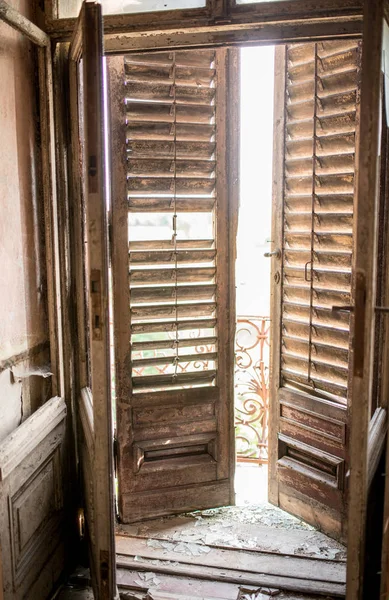 Puerta vieja con persianas — Foto de Stock