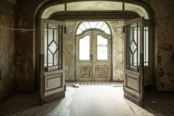 Vista interior de um edifício abandonado. Vista de beleza — Fotografia de Stock