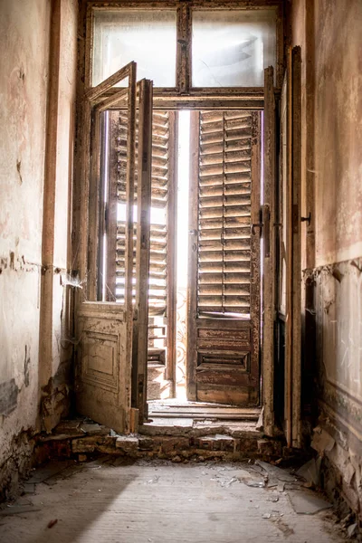 Puerta vieja con persianas — Foto de Stock