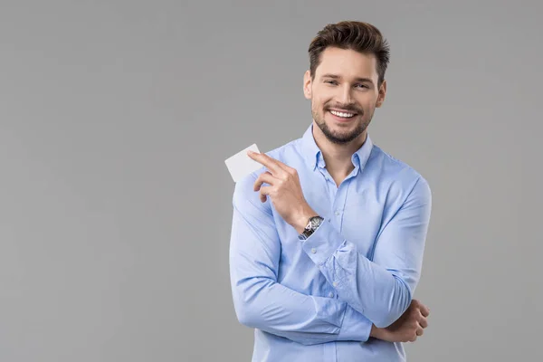 Knappe man in een blauw shirt met witte kaart — Stockfoto
