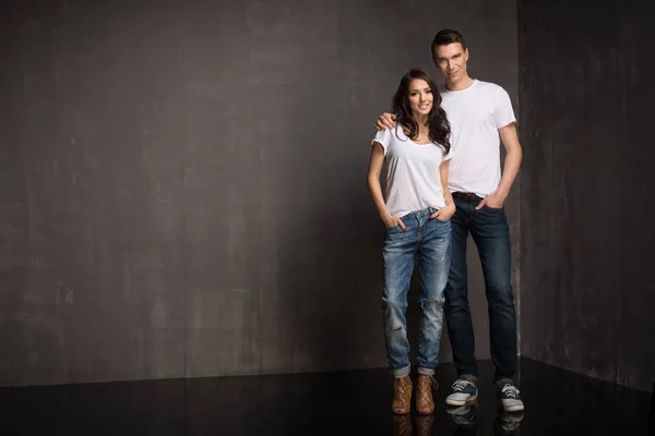 Couple décontracté heureux en jeans — Photo