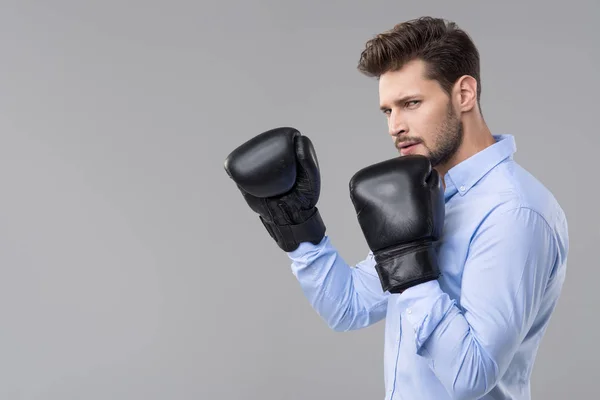 Красивий елегантний чоловік з боксерськими рукавичками — стокове фото