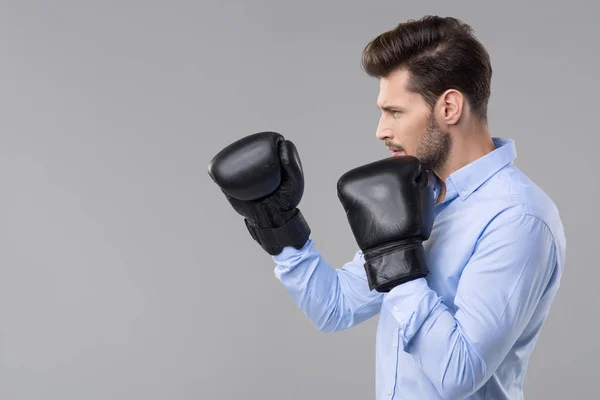 Красивий елегантний чоловік з боксерськими рукавичками — стокове фото