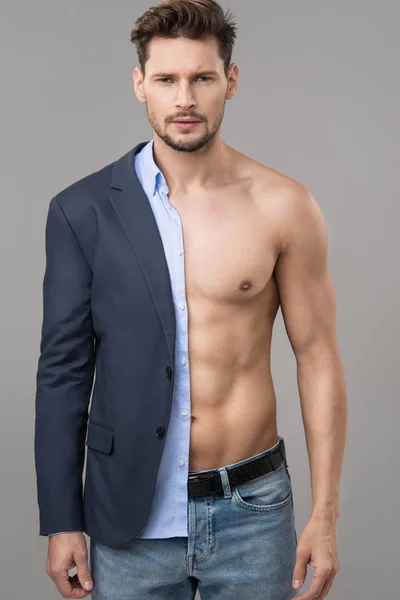 Un hombre atlético elegante. Cincuenta cincuenta. — Foto de Stock