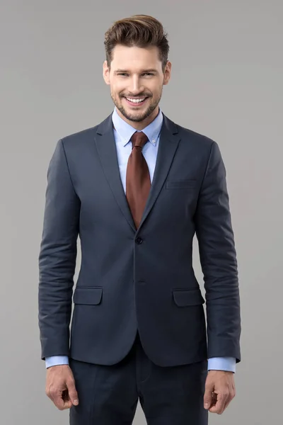 Retrato de hombre atractivo con ropa elegante —  Fotos de Stock