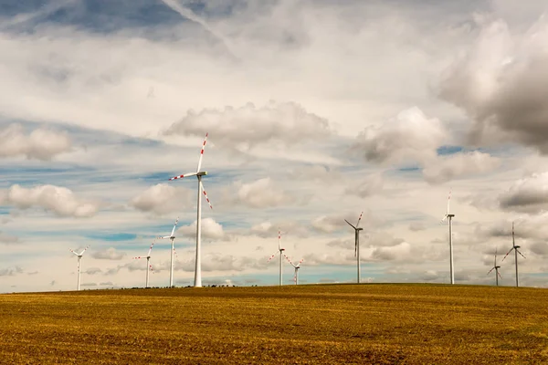 Wind Farm sobre nuvens — Fotografia de Stock