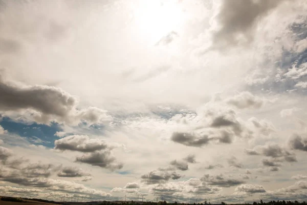 Blauwe lucht met wolken — Stockfoto