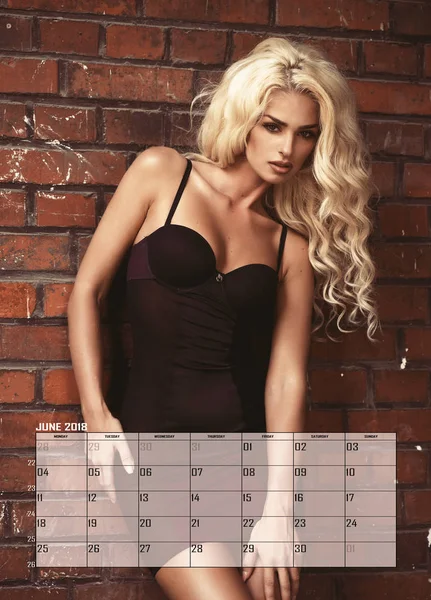 Güzellik sarışın kadın, June Calendar — Stok fotoğraf