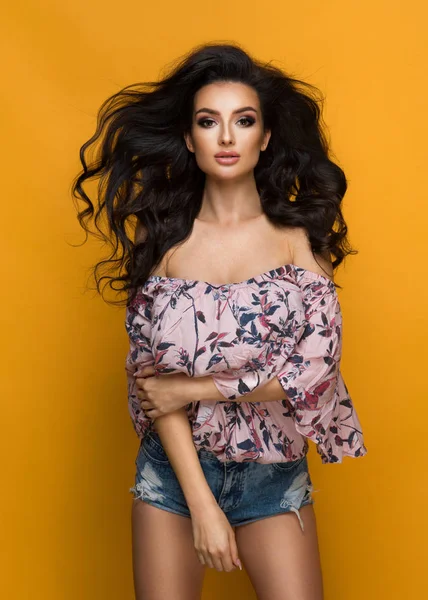 Schoonheid Mode Vrouw Pastel Jurk Met Bloemen Haar — Stockfoto