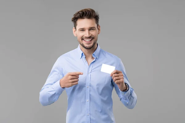 Hombre Guapo Camisa Azul Con Tarjeta Blanca — Foto de Stock