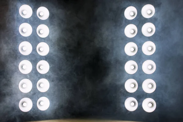 Dunkler Raum Zwischen Zwei Mächtigen Lichtsäulen Und Rauch — Stockfoto
