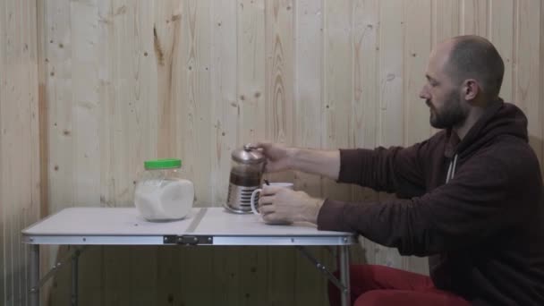 Le gars prend une tasse, verse du thé dedans et verse du sucre — Video