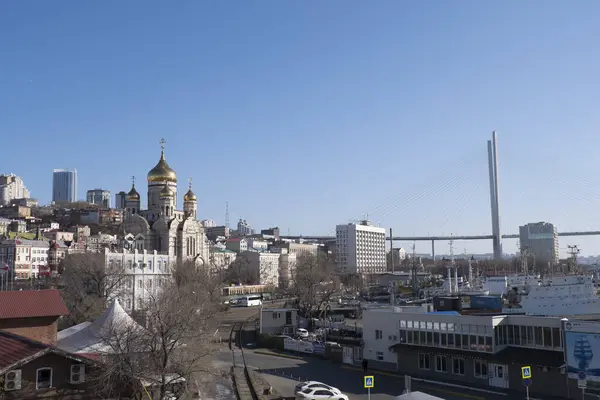 Marraskuu 17, 2019 Venäjä, Vladivostok: näkymä kultaiselle sillalle — kuvapankkivalokuva