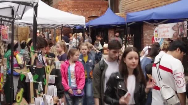 Oroszország, Vlagyivosztok, május 25, 2019-vendégek a fair walk között — Stock videók