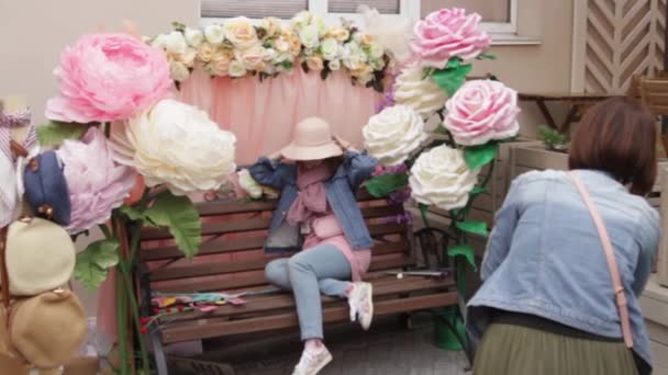 Rusya, Vladivostok, 25 Mayıs 2019 - Kız arkadaşı için bankta poz veriyor — Stok video