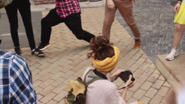 Rusya, Vladivostok, 25 Mayıs 2019 Bir oyun oynuyor, Kız fotoğraf çekiyor — Stok video