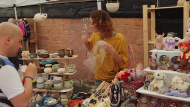 Russie, Vladivostok, 25 mai 2019-la fille emballe les produits dans un emballage souple — Video