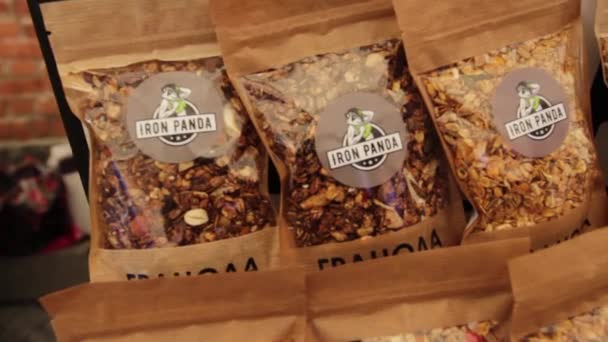 Rússia Vladivostok maio 25 2019-mercado de rua, pacotes de granola estão em exibição — Vídeo de Stock