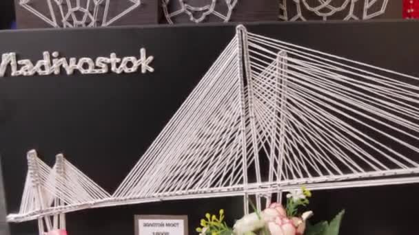 Rússia Vladivostok 25 de maio de 2019 mercado de rua Mercado de Arte, painel Ponte russa — Vídeo de Stock