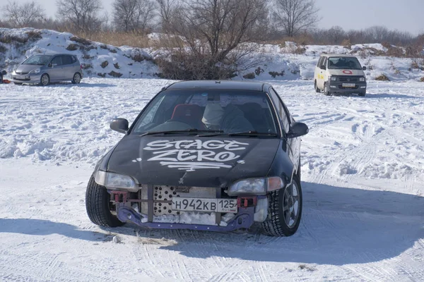 Das Auto liegt vor dem Wettkampf auf dem Schnee — Stockfoto