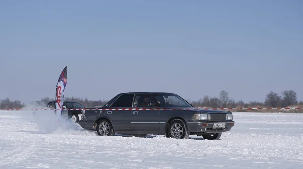 Машина стартует на снежной трассе. — стоковое фото