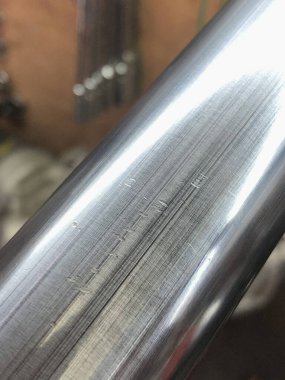 Uzun bir yüzeyde metal düz yüzey