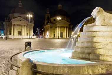 Piazza del popolo gece Roma'da ikiz kiliseler ile