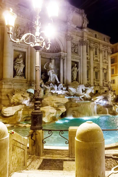 The trevi fountain at the night — Stock Photo, Image