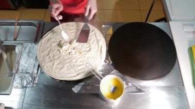 Kadın Şef mutfak profesyonel kalbur üzerinde krep sırasında fry pişirin. Krep Pan kızartma işlemi.