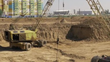 Bir çok tonlu metal toprak rammer dinamik basın - hareket halinde. Stok video görüntüleri.