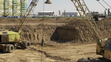 Bir çok tonlu metal toprak rammer dinamik basın - ağır çekimde. Stok video görüntüleri.
