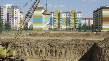 Bir çok tonlu metal toprak rammer dinamik basın - ağır çekimde. Stok video görüntüleri.