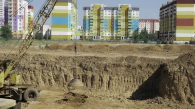 Bir çok tonlu metal toprak rammer dinamik basın - ağır çekimde. Stok video görüntüleri.
