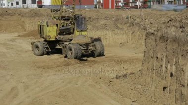 Bir çok tonlu metal toprak rammer dinamik basın - ağır çekimde. Stok video görüntüleri.