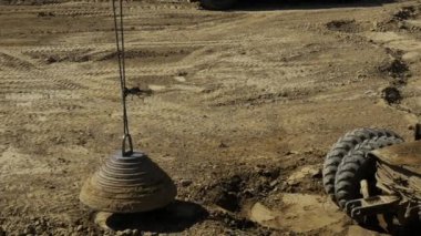Bir çok tonlu metal toprak rammer dinamik basın - ağır çekimde. Stok video görüntüleri.