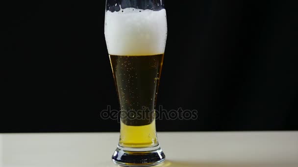 Copo com bolhas lentas de cerveja em movimento Quadros 4K - Bolhas e espuma movem-se rapidamente em copo de cerveja. Espuma deslizando para baixo do copo de cerveja. Enchendo cerveja no copo. bolhas de cerveja . — Vídeo de Stock