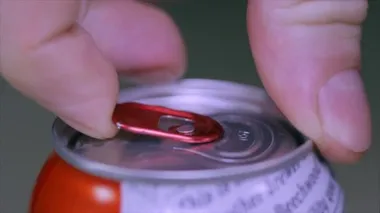 Soda ya da bira kutu açılış teneke Tema Ses açma kapatın. 4k.