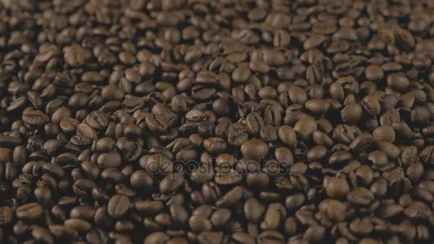 咖啡豆。手分散的咖啡豆。女子双手触摸咖啡豆。籽粒品质的烘焙咖啡飞。4 k. — 图库视频影像