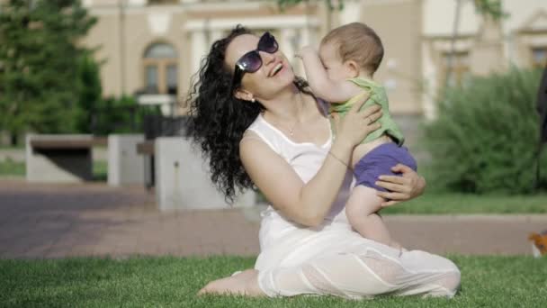 Mère joue avec l'enfant, l'enfant enlève des points . — Video