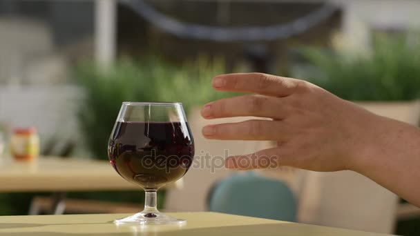 Kéz egy pohár pezsgőt. Buborékok közelről. 4k. — Stock videók