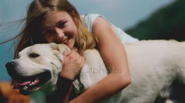 Bir genç kız parkta onun en sevdiğim köpek ile oynuyor. O adam sadık dostumuz.