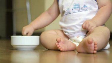 Kalenin dönerek yulaf lapası, küçük bir bebek yiyor.