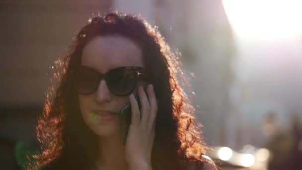 Hermosa mujer hablando por teléfono al aire libre . — Vídeo de stock