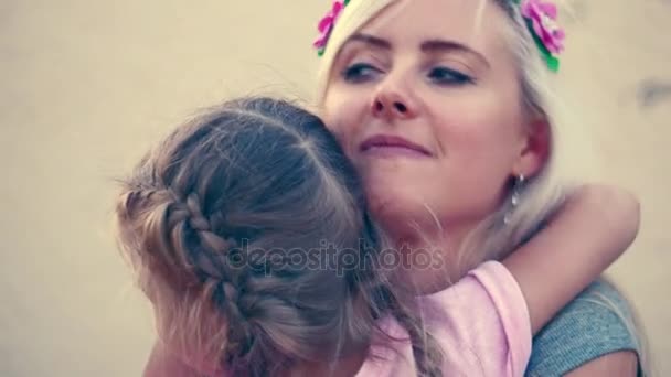 Córki rush w ramiona matki na ulicy i szczelnie objąć ją i naciśnij ją, aby go z całą miłością. — Wideo stockowe
