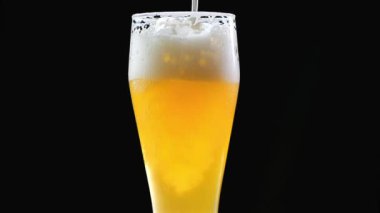 Bir bardak bira ile yukarı yükselir yemyeşil köpük ile dolu