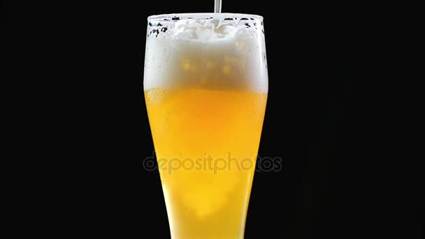Um copo cheio de cerveja com espuma exuberante que sobe para cima — Vídeo de Stock