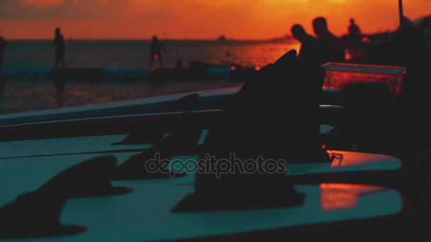 Vacances d'été à la plage au coucher du soleil, les enfants, les garçons jetant des pierres à l'eau au coucher du soleil . — Video